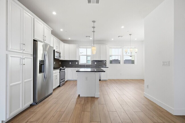 Building Photo - 820 N 8th Ave