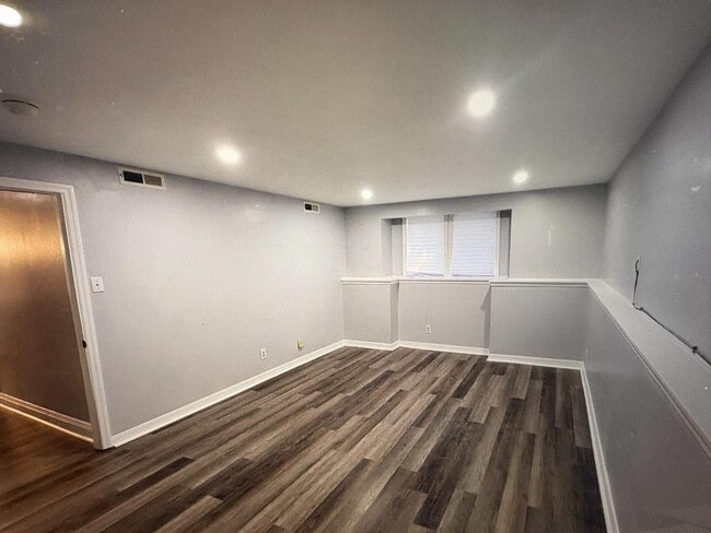 Building Photo - 51 Kenwood Dr