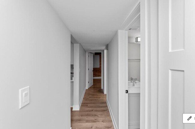 Building Photo - 2 bedroom in Chicago IL 60610