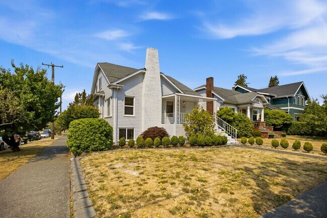 Building Photo - Steps from Green Lake ,6 bed 3 bath home with 2 kitchens and 2 laundry rooms.