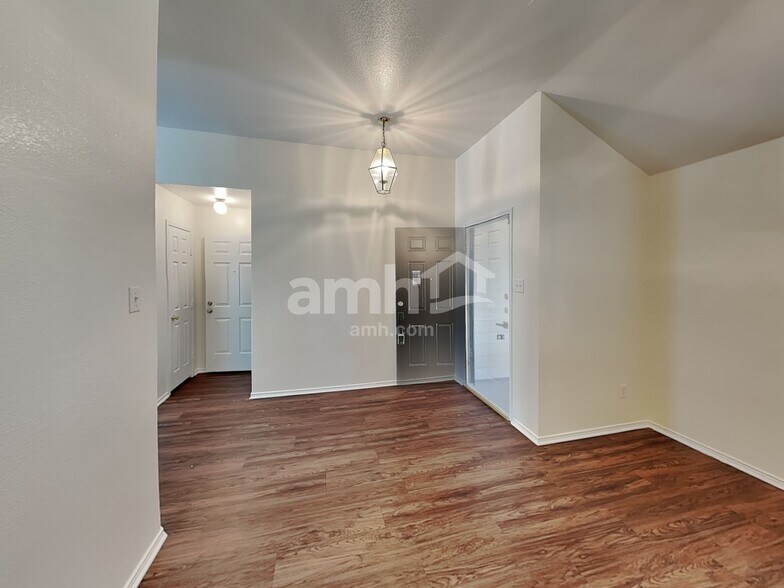 Building Photo - 432 Round Rock Rd