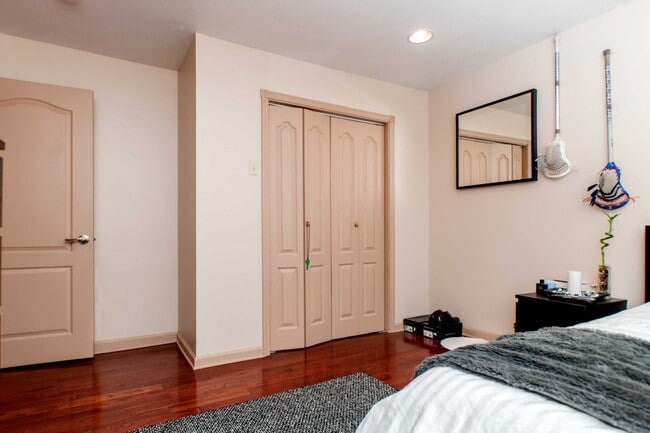 Building Photo - Remodeled 3 bed/2.5 bath in South Side