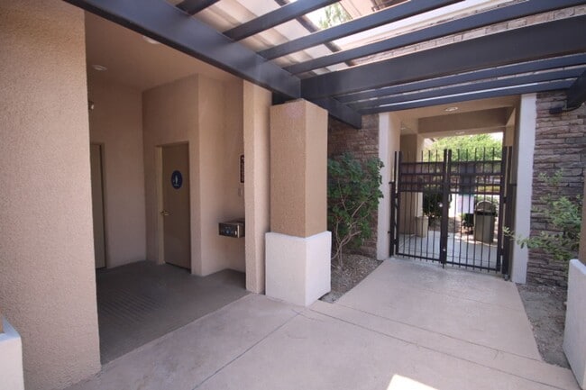 Building Photo - Close to shopping and easy access to Freeway!!!