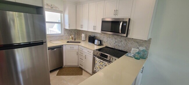 Building Photo - 605 Sombrero Beach Rd