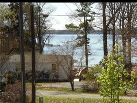 Building Photo - 1740 Shoreline Dr