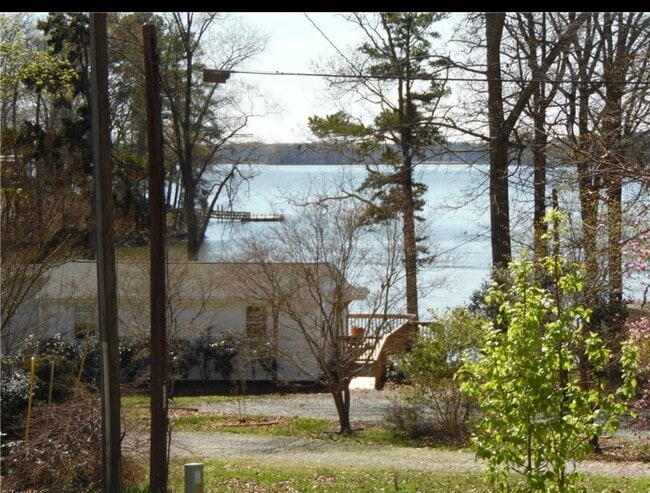 Building Photo - 1740 Shoreline Dr