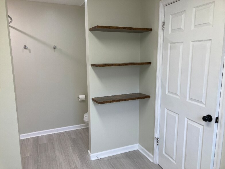 Building Photo - 222 Bank Dr