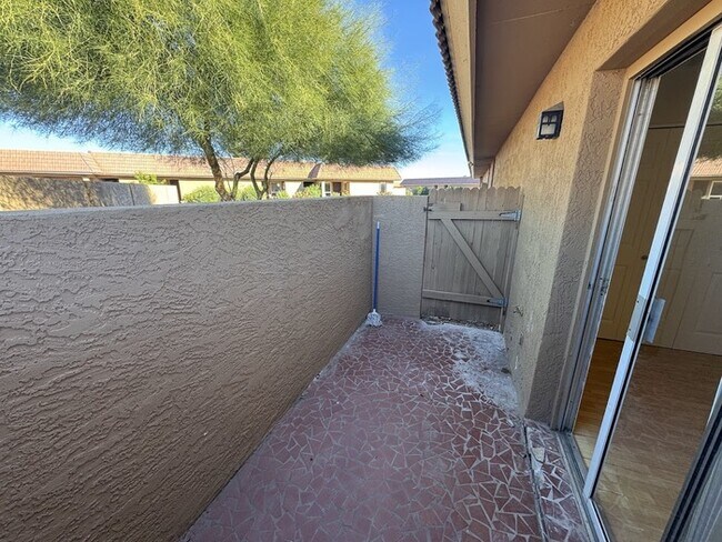 Building Photo - Well Maintained Condo in La Cresenta