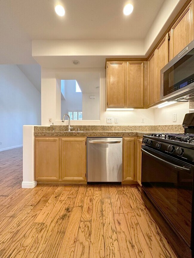 Building Photo - 2 BEDROOM 2.5 BATHROOM WITH LOFT HOME IN HIGHLY DESIRED BERKSHIRE TRACK
