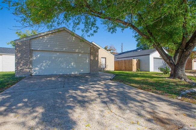 Building Photo - 16042 Bear Hill Dr