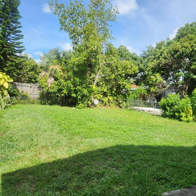 Building Photo - 2018 SW 58th Ct