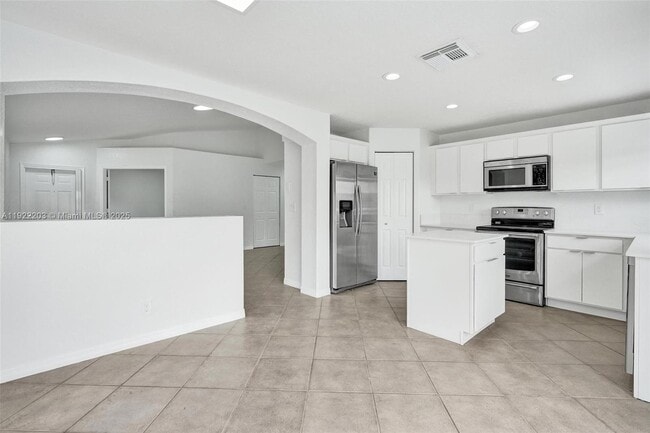 Building Photo - 6305 Willoughby Cir