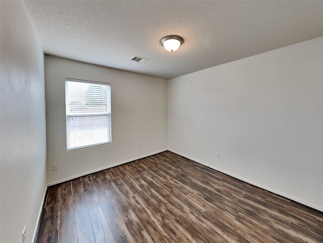 Building Photo - 2322 Old Ox Rd