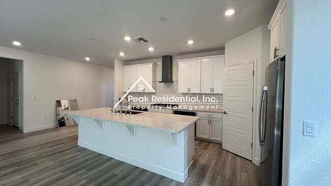 Building Photo - Still looks new. 4-bedroom home in North N...