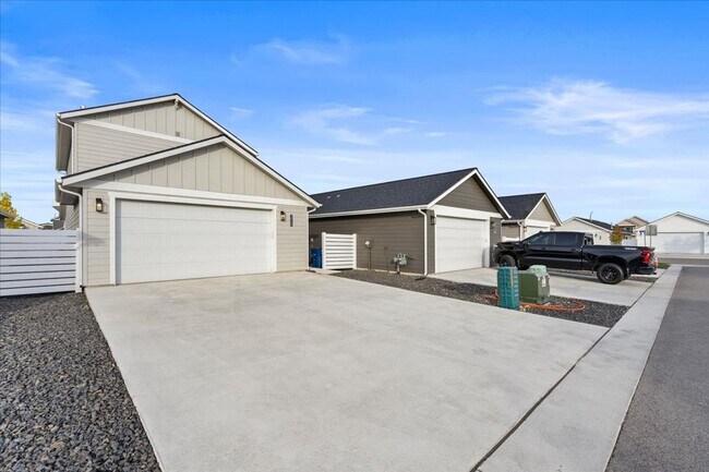 Building Photo - Spacious Two-Story Single-Family Home