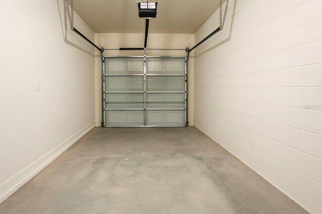 Building Photo - 2323 Gifford Dr