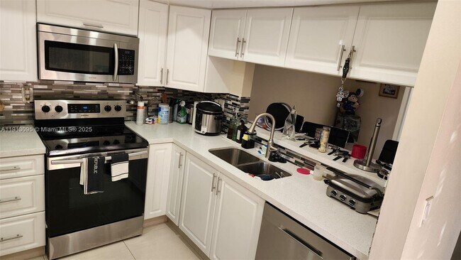 Building Photo - 5975 SW 137th Ave