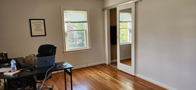 Building Photo - Large 2 Bedroom Rambler with 2 Primary Sui...