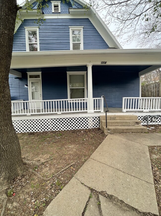 Primary Photo - 1207 5th Ave