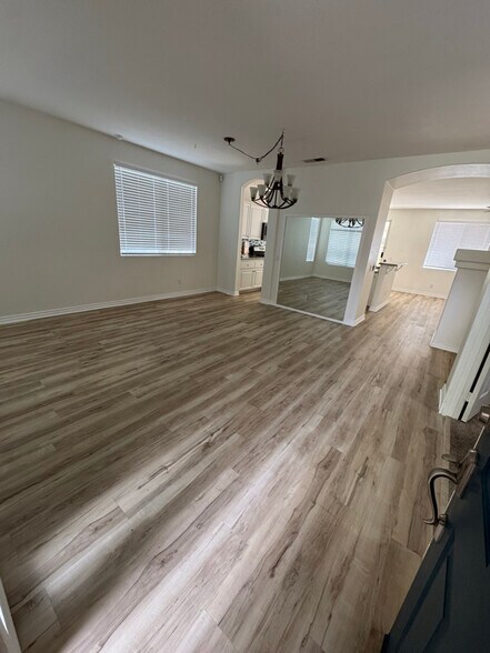 Building Photo - 10129 Delcresta Dr