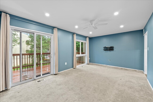 Building Photo - "Charming 4-Bed Townhouse with Granite Tou...