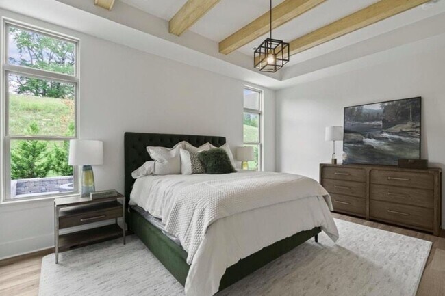 Building Photo - Luxurious 5 Bedroom, 3 Bathroom Home in Mc...