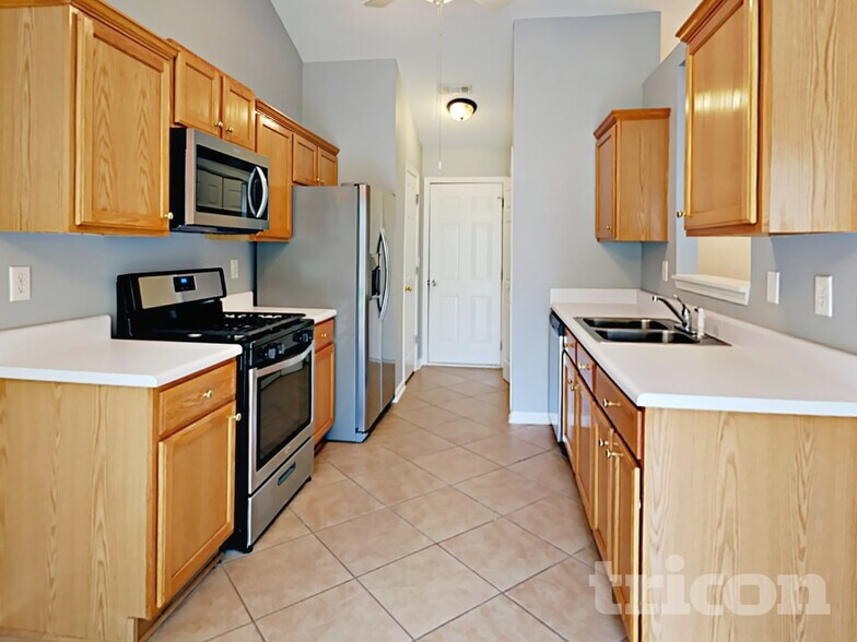 Building Photo - 923 Laurel Green Ln NE