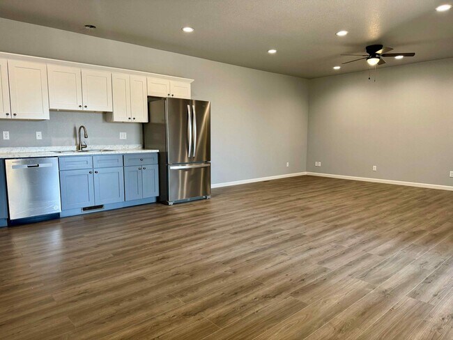 Building Photo - 324-326 W Coral Dr