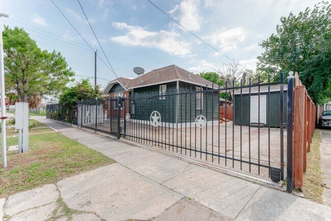 Building Photo - 1115 Morris St