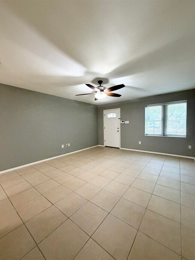 Building Photo - 11111 Revilla Dr