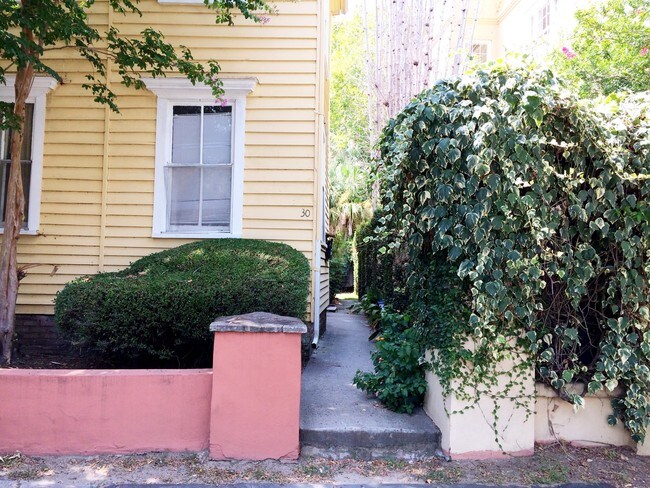 Building Photo - 1 Bedroom 1 Bath Apartment in Wraggsboro - Downtown Charleston