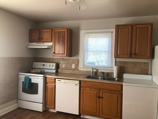 Building Photo - 2 Bedroom House Near E.C. Glass High School