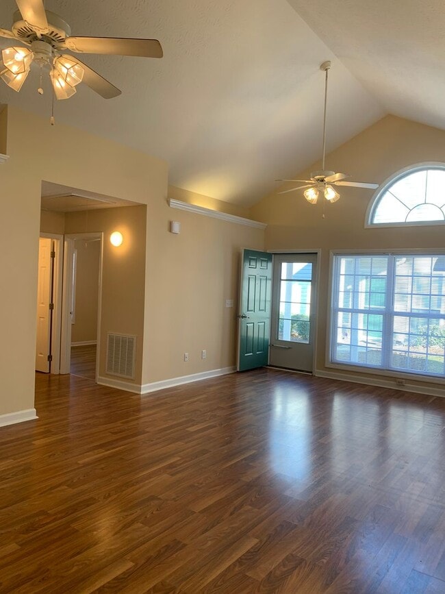 Building Photo - 3 Bedroom 2 Bath Townhouse Available Now on Jasmine Cove Way