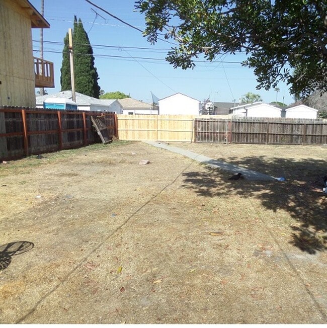 Building Photo - 2 bedroom 1 bathroom Craftsman Home locate...