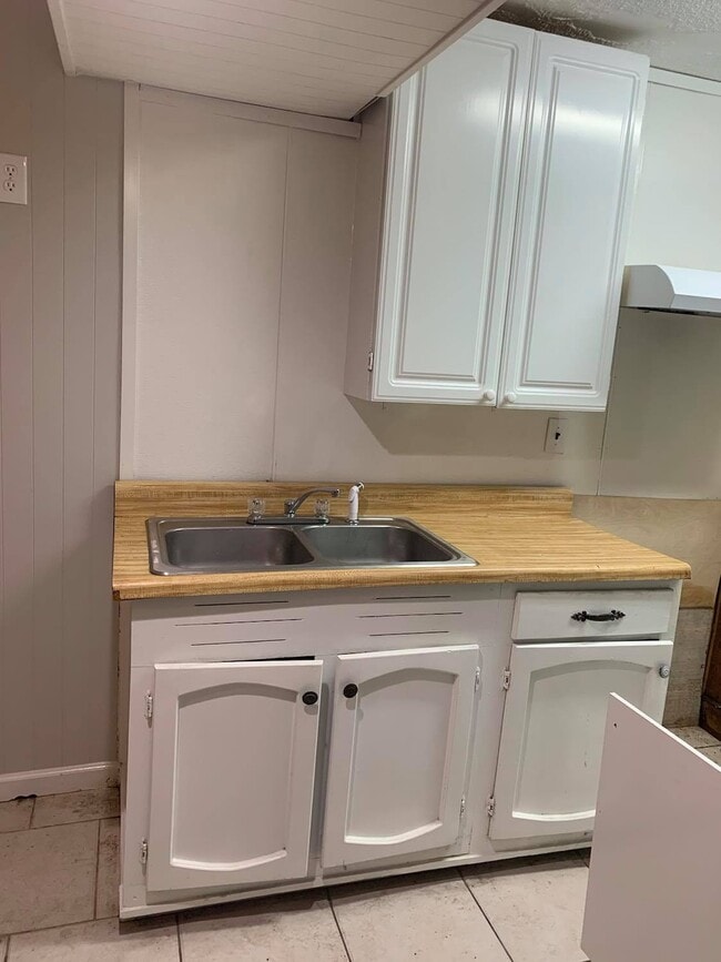 Building Photo - 903 W Walnut St