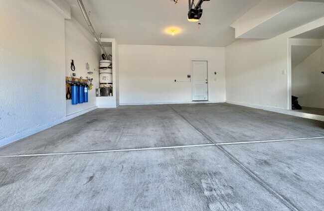 Building Photo - Newer Home with Gated Community Single Fam...