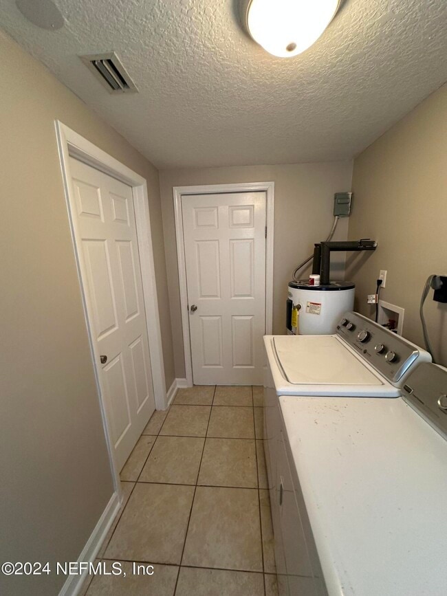 Building Photo - 10929 Weymouth Cir N
