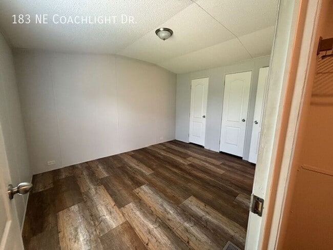 Building Photo - 183 Coachlight Dr