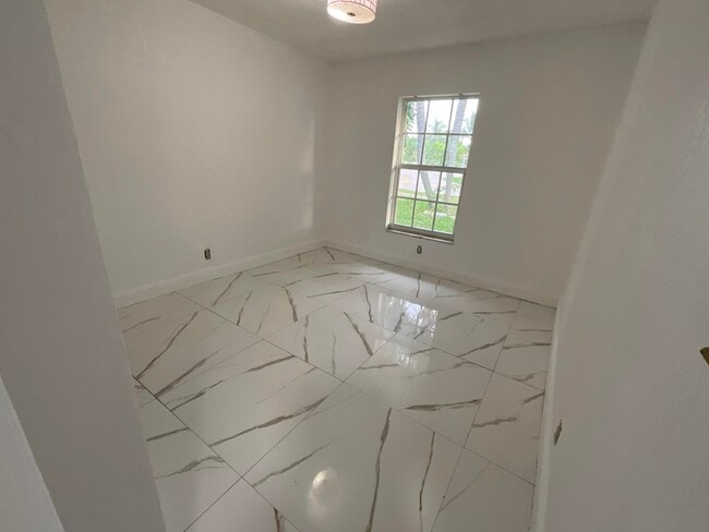 Building Photo - 609 W Ocean Ave