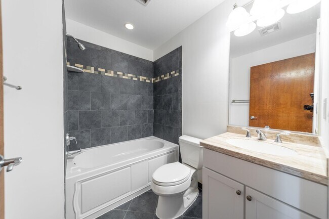 Building Photo - 66 Morris St