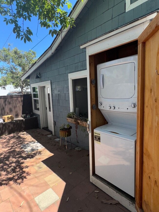Building Photo - Charming 2-Bed, 1-Bath Apartment with Priv...