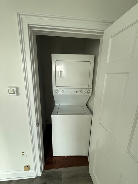 Unit 5 Washer/Dryer - 70 Kennedy Plz