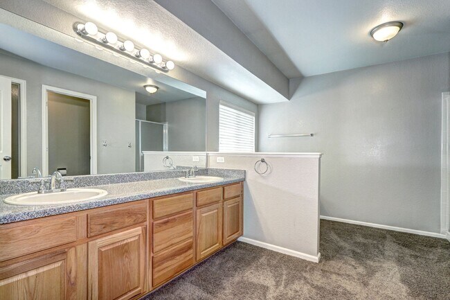 Building Photo - Location! Park Vista in Northglenn 3bed/2....