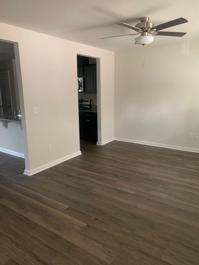 Building Photo - Mary Black Properties
