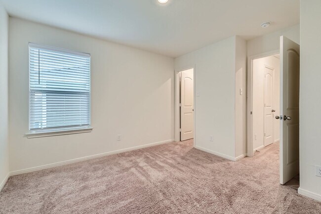 Building Photo - First time rental! move in ready! 15 minut...