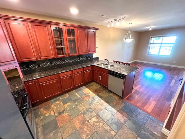 Building Photo - Beautiful 3 Bed 2.5 Bath Town House With A...