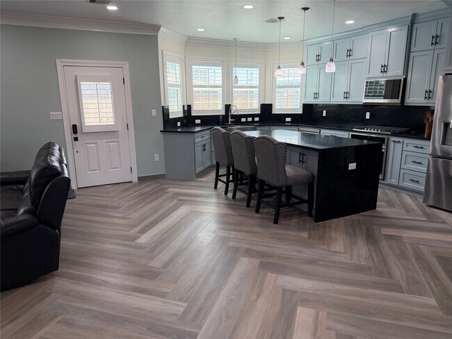 Building Photo - 5525 Swan Dr