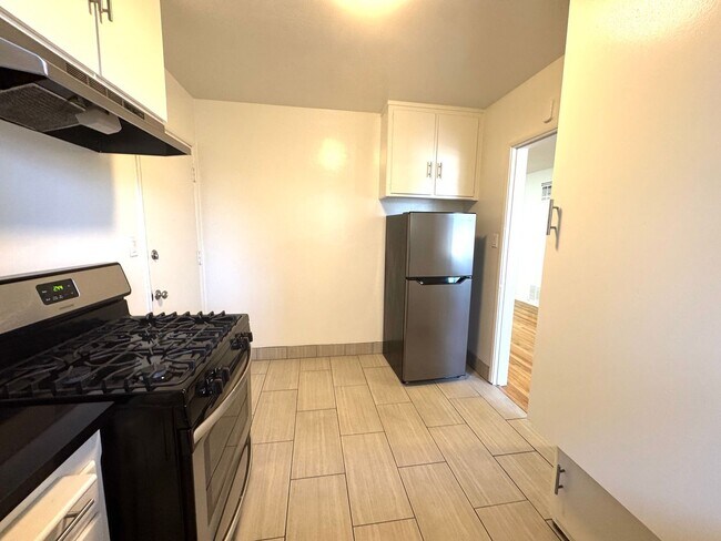 Building Photo - Top Floor Hollywood 1Bed/1Bath with Parkin...