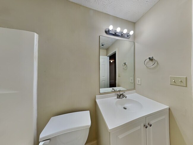 Building Photo - Charming 3 Bedroom 2.5 Bath Located in Riv...