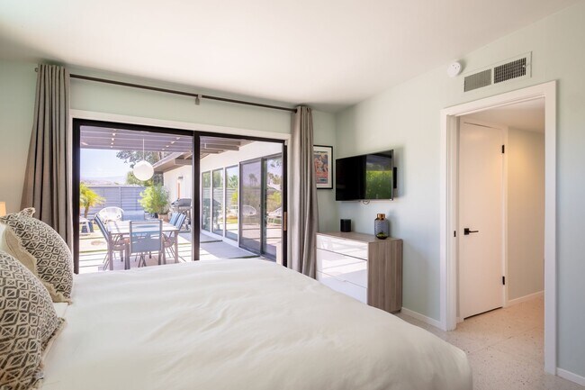 Building Photo - Luxury Mid Century Oasis in Palm Springs